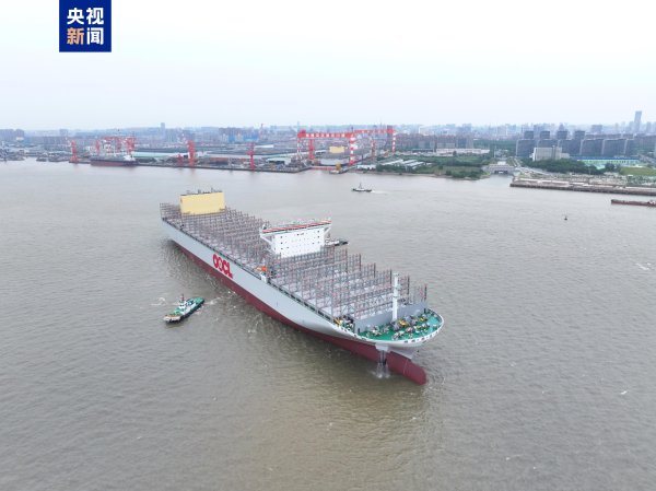 豪泰配资 366.99米“巨无霸”现身 超大型集装箱船在江苏出江试航